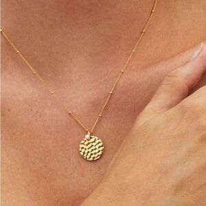 Elegant Gold Pendant Necklace